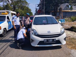 Dishub Makassar Gembok 40 Mobil Parkir Sembarangan di Jalan Veteran