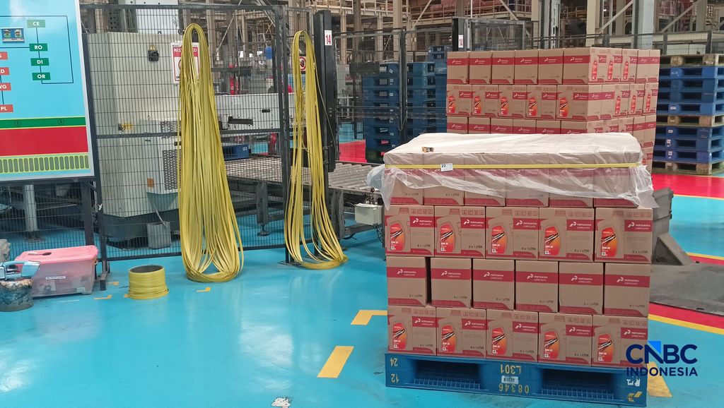 Dua orang tenaga kerja menyelesaikan produksi pelumas mesin di Pabrik Pertamina Lubricants, Koja, Jakut Rabu (12/8/2026). (CNBC Indonesia/Ferry Sandi)