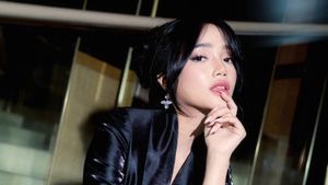 Gaya Fuji Berkebaya Hitam di Malaysia, Pose Gandeng Rakin Khan Curi Atensi