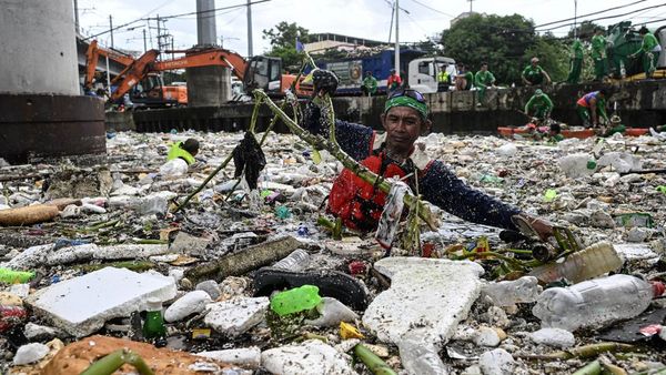 Hujan Lebat Guyur Metro Manila, Sampah Terbawa Arus Penuhi Sungai