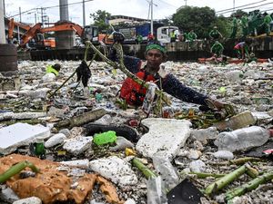 Hujan Lebat Guyur Metro Manila, Sampah Terbawa Arus Penuhi Sungai