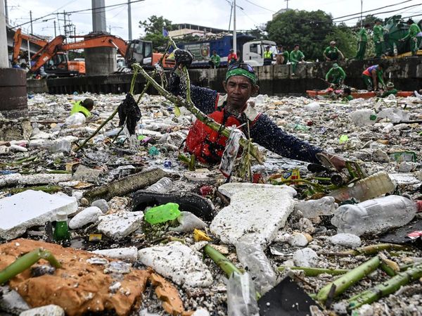 Hujan Lebat Guyur Metro Manila, Sampah Terbawa Arus Penuhi Sungai