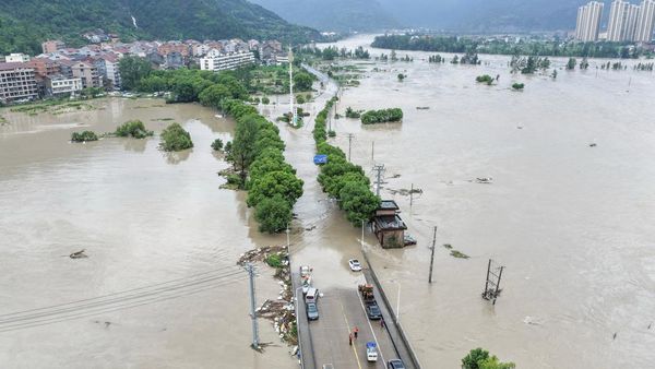 Jejak Topan Lumba-lumba, Banjir Rendam Kota Pesisir Yuhuan China