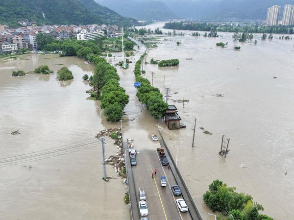 Jejak Topan Lumba-lumba, Banjir Rendam Kota Pesisir Yuhuan China