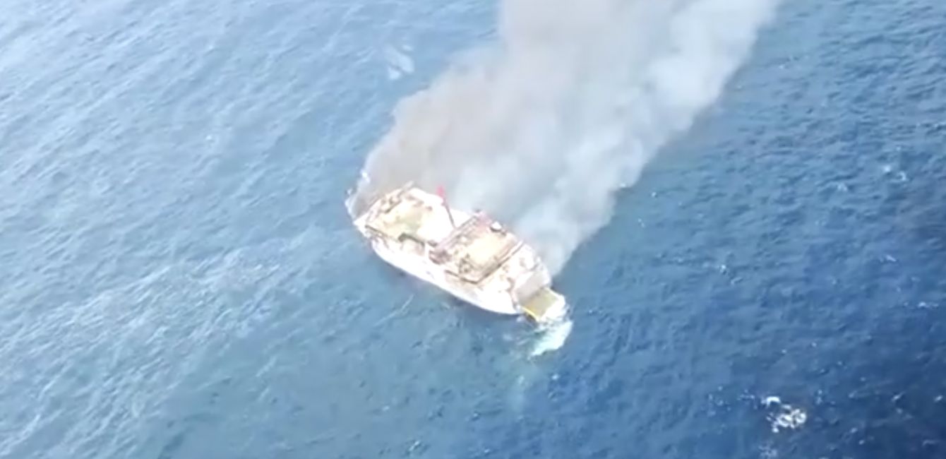 Kapal feri KM Putri Yasmin nan mengangkut sekitar 130 orang dari pulau wisata Bali terbakar di perairan dekat Lombok pada Rabu (12/8/2026). (Tangkapan Layar Video/Reuters)