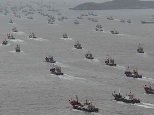 Video Topan Reda, 8.000 Kapal Nelayan Tiongkok Tancap Gas ke Laut!