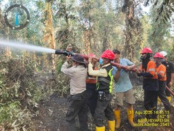 Lahan di Banyuasin Terbakar, Polisi Bantu Padamkan-Selidiki Penyebab