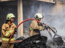 15 Jam Berlalu, Pemadaman Api di Pabrik Bingkai Jaktim Masih Berlangsung