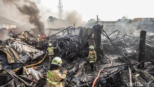 Kebakaran Hebat Melanda Pabrik Bingkai di Jakarta Timur, 100 Petugas Dikerahkan