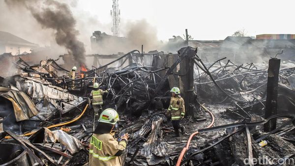Kebakaran Hebat Melanda Pabrik Bingkai di Jakarta Timur, 100 Petugas Dikerahkan