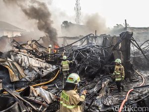 Kebakaran Hebat Melanda Pabrik Bingkai di Jakarta Timur, 100 Petugas Dikerahkan