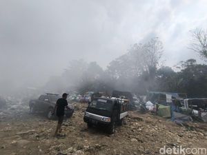Asap Pekat Selimuti Kuningan Akibat Kebakaran TPSA Ciniru