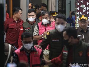 Kejagung Tahan 2 Pegawai Pajak Tersangka Manipulasi Ekspor Pulp PT TPL