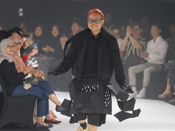 Berkat Kecoa, Desainer Muda Asal Surabaya Ini Bisa Belajar Fashion di Paris