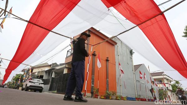 Kreatif! Warga Tangerang Bikin Gapura dari 184 Galon dan Kain Merah Putih 400 Meter