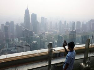 DLHK Kalbar Turun ke Perbatasan Cek Asap Terbawa ke Sarawak