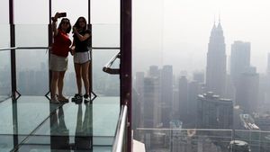 Langit Kuala Lumpur Diselimuti Kabut Asap dari Kalimantan