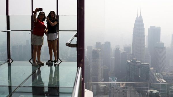 Langit Kuala Lumpur Diselimuti Kabut Asap dari Kalimantan