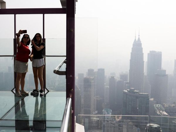 Langit Kuala Lumpur Diselimuti Kabut Asap dari Kalimantan