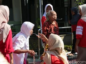 Tawa Bahagia Lansia Panti Jompo Surabaya Saat Ikut Lomba Agustusan