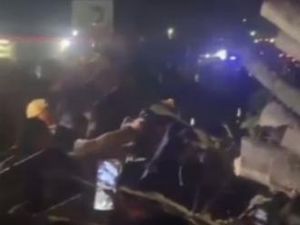 Video: Pohon Tumbang Timpa Pikap di Pidie Aceh, 7 Orang Tewas