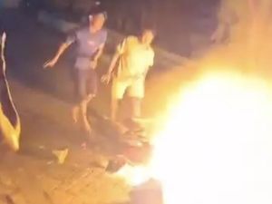 Kepergok Curi Uang Rp 380 Ribu, Pria di Gresik Babak Belur-Motor Dibakar