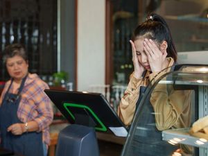 Restoran Mau Tutup saat Salat Jumat, Wanita Ini Ngotot Makan di Tempat