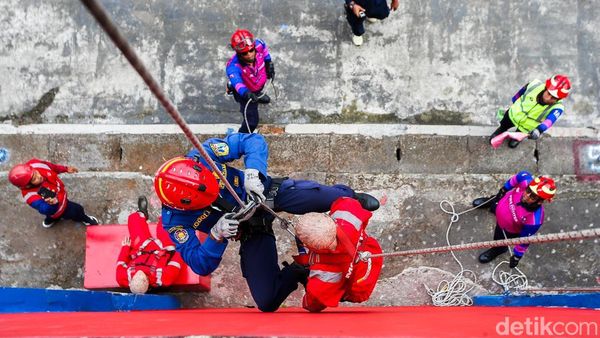Petugas Damkar Jakarta Adu Ketangkasan dalam Firefighter Challenge 2026