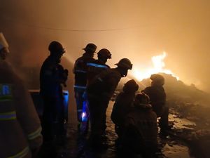 Gudang Penyimpanan Makanan Beku di Bandar Lampung Terbakar