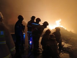 Gudang Penyimpanan Makanan Beku di Bandar Lampung Terbakar