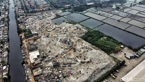 Potret Udara TPS Liar Cilincing, Tumpukan Sampah Tak Kunjung Tuntas