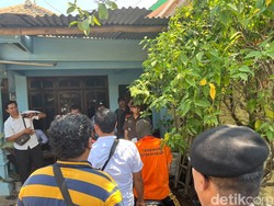 Warga Teriaki Anak Angkat dan Pacarnya Saat Rekonstruksi Pembunuhan Gatot