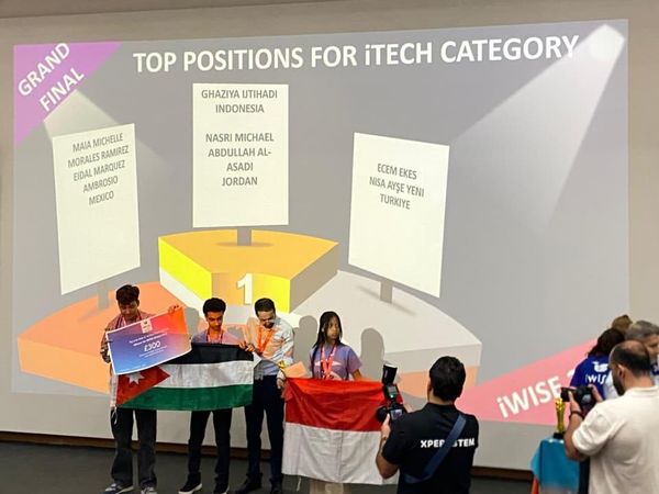 Top! Siswa-siswi SMP Labschool Kebayoran Borong Medali di  iWISE-Xperstem UK
