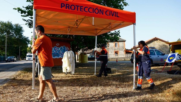French couple Lucien Montesinos, 33, and Pamela Boisde, 39, visit a campsite to see the total solar eclipse, in Arija, Spain, August 12, 2026. REUTERS/Borja Suarez