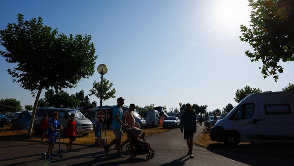 French couple Lucien Montesinos, 33, and Pamela Boisde, 39, visit a campsite to see the total solar eclipse, in Arija, Spain, August 12, 2026. REUTERS/Borja Suarez
