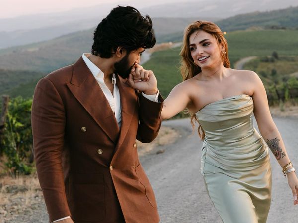 Penyanyi India Sukriti Kakar Dilamar Pengusaha Shoumik Shetty di Tengah Jalan