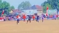Sepakbola Tarkam di Lampung Ricuh, Wasit Dikejar Suporter Bersajam