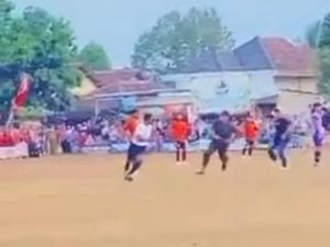 Sepakbola Tarkam di Lampung Ricuh, Wasit Dikejar Suporter Bersajam