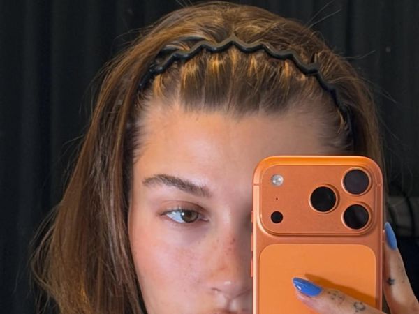 Bando Zig Zag Era 90-an Tren Lagi, Dipakai Model Miu Miu Hingga Hailey Bieber