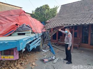 Tronton Muat Semen Tabrak 2 Rumah dan Pemotor di Ngawi, 1 Tewas