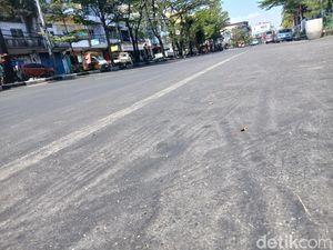 Tumpahan Gula dan Pupuk di Jalan Nusantara Makassar Bikin Pemotor Berjatuhan
