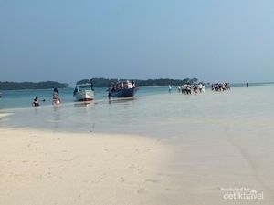 Beragam Aktivitas Seru di Pulau Pramuka yang Bikin Betah
