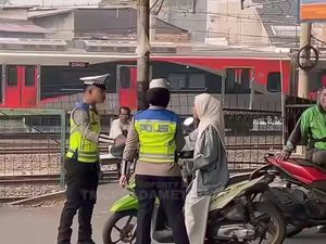Lawan Arah, Wanita Ini Ngambek dan Tinggalkan Motor saat Ditegur