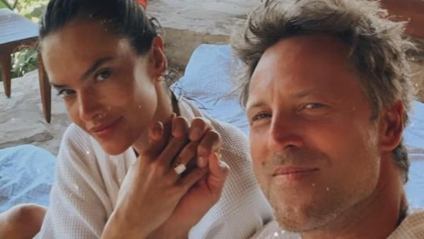Momen Romantis Alessandra Ambrosio Dilamar Buck Palmer di Nihi Sumba