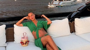 Gaya Glamour Istri Charles Leclerc Perdana Pamer Baby Bump di Atas Yacht