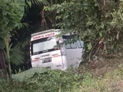 Ambulans Bawa Jenazah Masuk Jurang Usai Tabrak Minibus di Konawe