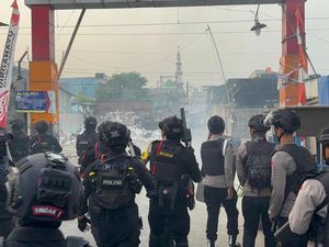 Brimob Polda Metro Back Up BNN Gerebek Bos Narkoba di Kampung Bahari