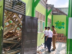 Atap SMPN 17 Tasikmalaya Ambruk, Siswa Belajar di Masjid