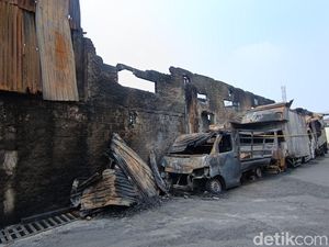 Kondisi Terkini Pabrik Bingkai di Jaktim yang Terbakar Sampai Belasan Jam