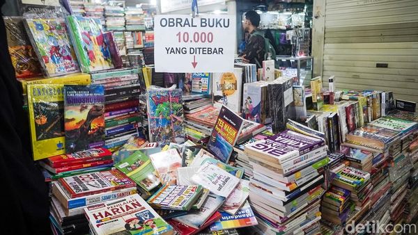 Berburu Buku Murah di Basement Blok M Square